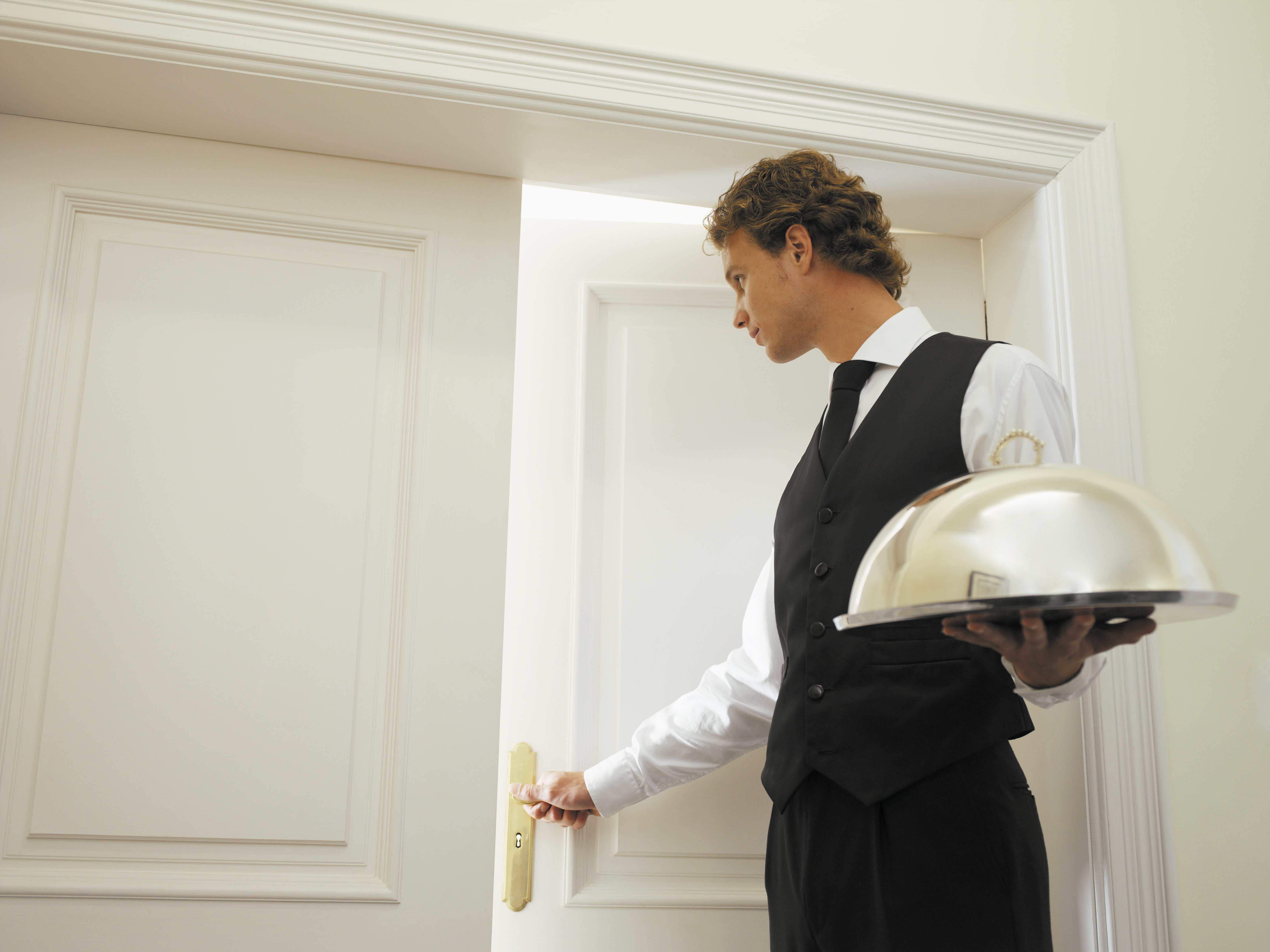 Room service 2024. Рум сервис. Room service в гостинице. Официант рум сервис. Рум сервис в отеле.